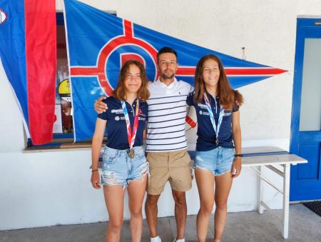 Ana Planinšič, trener Mitja Mikulin in Lara Božič na sprejemu v Jadralnem klubu Pirat Portorož (foto: JK Pirat Portorož)